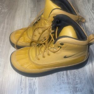 Nike boys boots size 3.5 youth